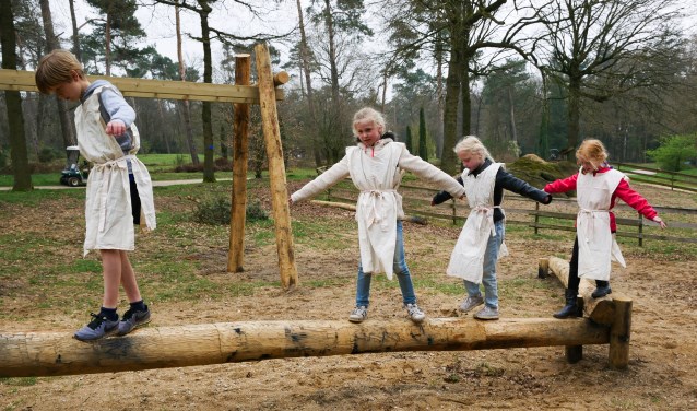 Kinderen op speeltoestellen. (foto: Museumpark Orientalis)