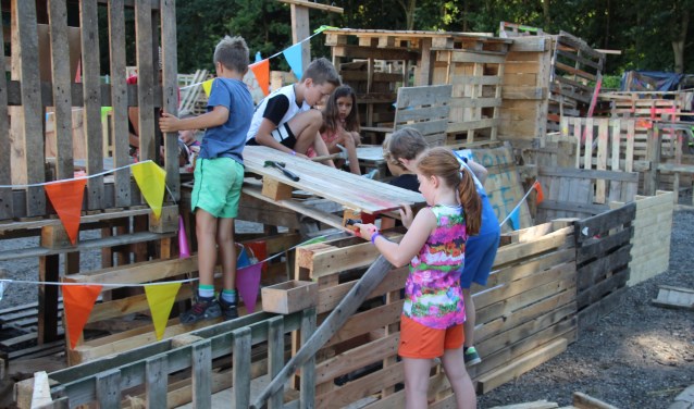 Kinderen bij het hutten bouwen. (foto: Gerard Bressers)