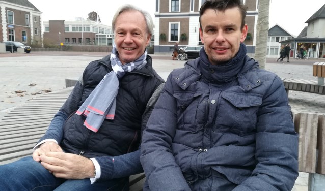 Jeroen Joon (links) geeft het voorzitterschap in goede handen bij Edwin Korthouwer. (foto: Hannie Schrijver)