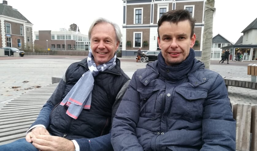Jeroen Joon (links) geeft het voorzitterschap in goede handen bij Edwin Korthouwer. (foto: Hannie Schrijver)