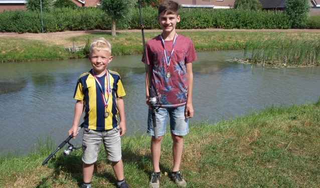 Jelte Joosten 7 jaar koning 2018 en Milan Krijger 11jaar koning 2018. (foto: Frans Willemsen)