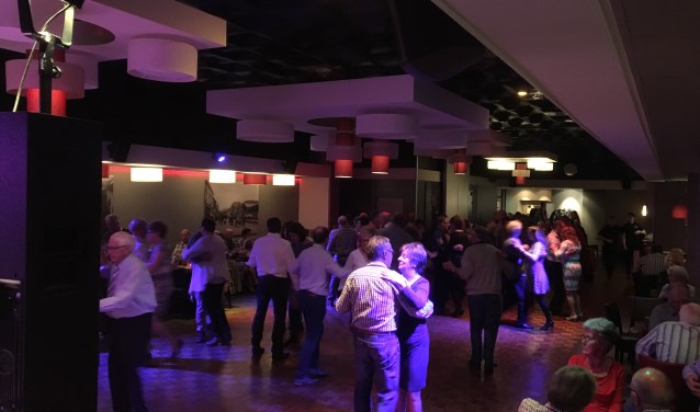 Dansende gasten. (foto: Tonnie Kaal)