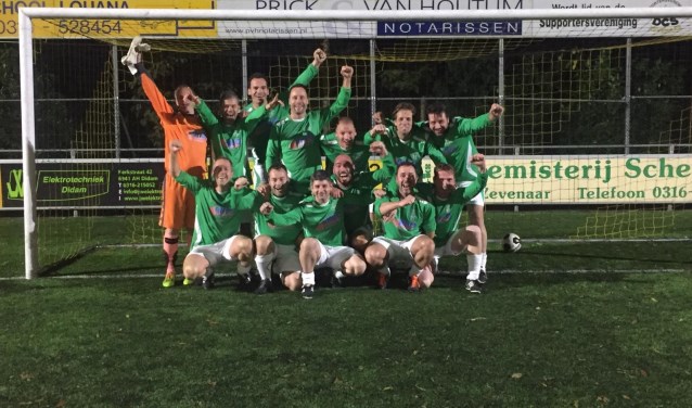 Het team 35+ van trainer Dennis Leeflang als kampioen gehuldigd. (foto: Omni-vereniging SDZZ)
