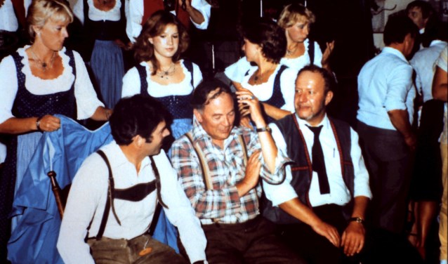 Piet Schrijver, Leen Schouten en Karel Vliem zitten klaar om 'geschoren te worden' (1987) (foto: Bevelanders)