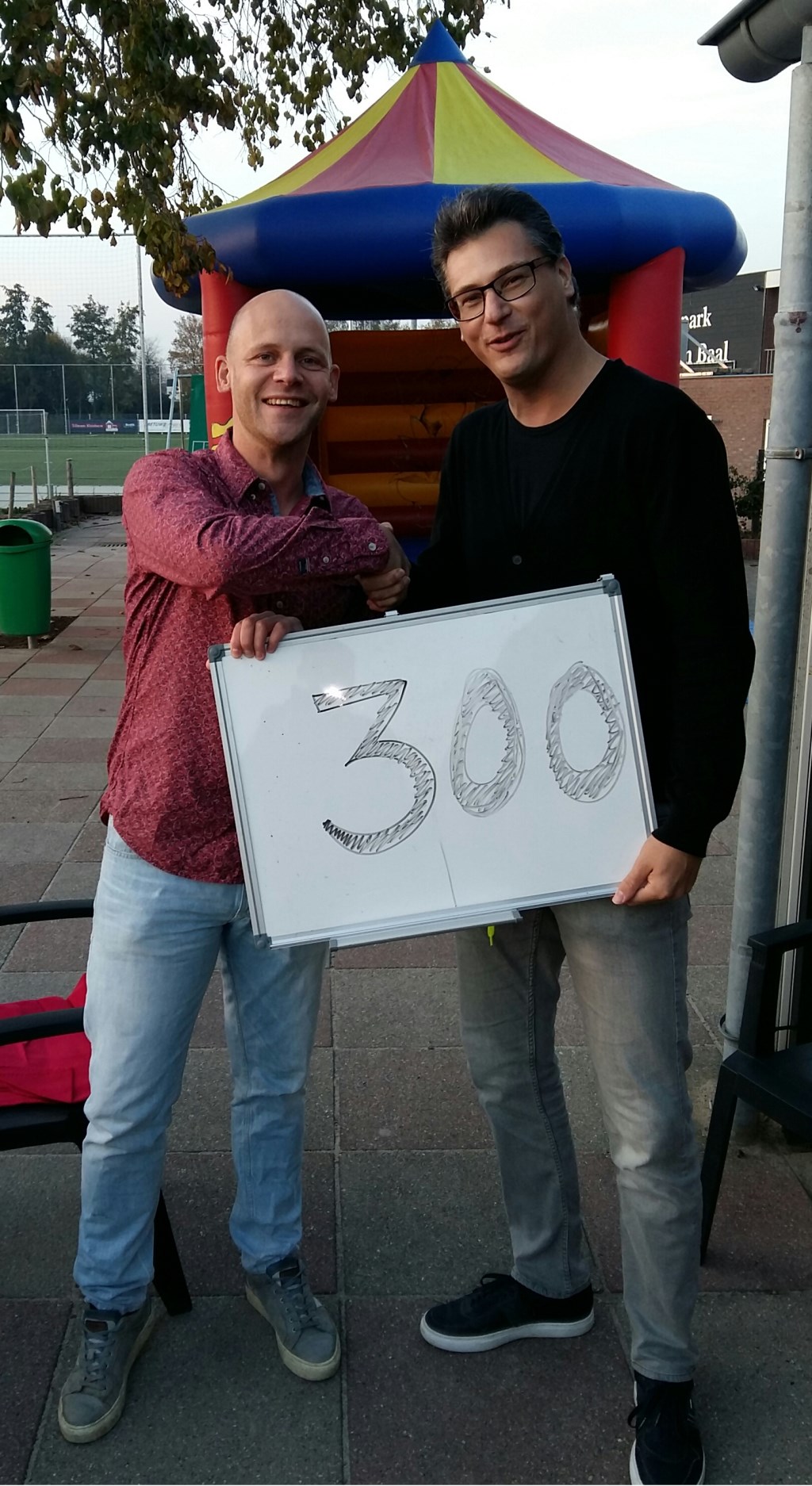 Frank van Schaik (CV De Deurdouwers) en Jimmy Berns (TVHA). (foto: Mark Rooijakkers)