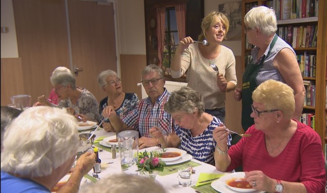 Angelique Krüger aan tafel.