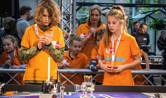 Concentratie bij de leerlingen van basisschool De Bem tijdens de robotwedstrijd. (foto: Project Eclipse)