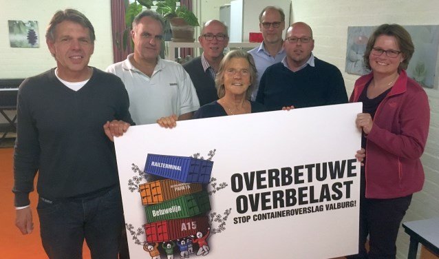 Gedeelte van de mensen van Overbetuwe Overbelast bij een eerder overleg. (foto: Overbetuwe Overbelast)