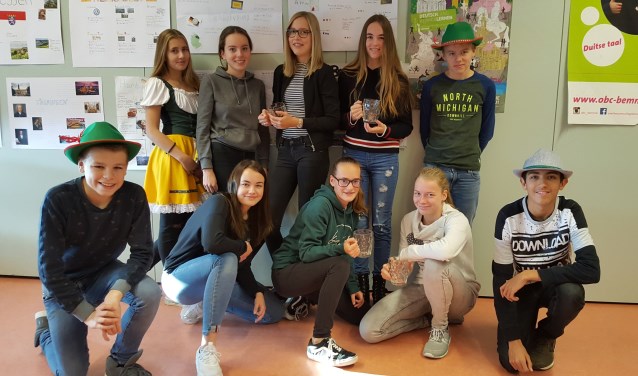 Nederlandse en Duitse scholieren werken samen in Bemmel. (foto: Femke Hoebergen)