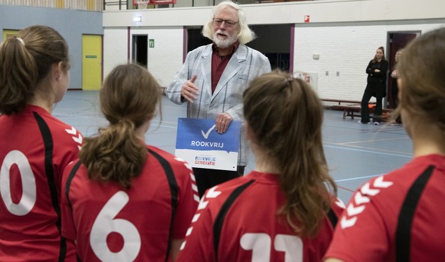 Uitleg wethouder sport Bert Velthuis over Rookvrije Generatie Project. (foto: HV Havana)