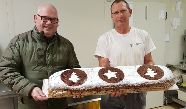Oud-president van De Geintrappers Frank Hoekjan met Theo Engelen én het kerstbrood. (foto: Ria van Engelen)