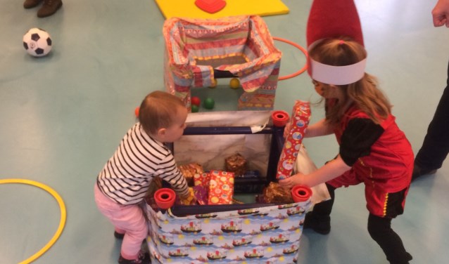 pakjes in de schoorsteen gooien...of er juist uit halen?Alles mag bij Pietengym. (Foto: Partou Kinderopvang)