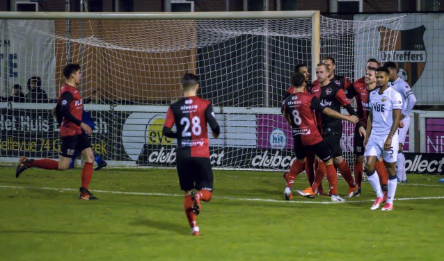De Treffers - Rijnsburgse Boys: De Treffers viert de 1-0 van het middelpunt Sjoerd Ars. (foto: Jan Peters)