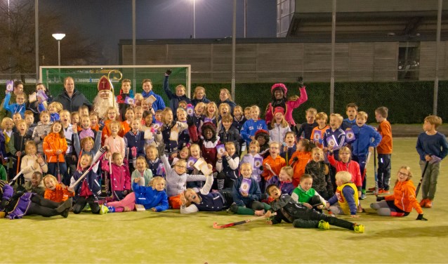 Jongste Jeugd met Sint op de foto. (foto: Rezie Leenders)