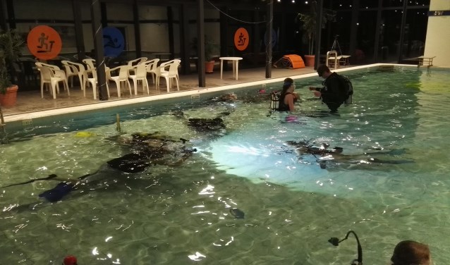 Kinderen en instructeurs bereiden zich voor op de nachtduik. (foto: PR duikteam Sub Aqua Libera)