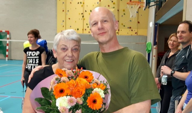 Wilma Peters ontvangt de felicitaties van voorzitter Hans Markestein. (Foto: Tim)