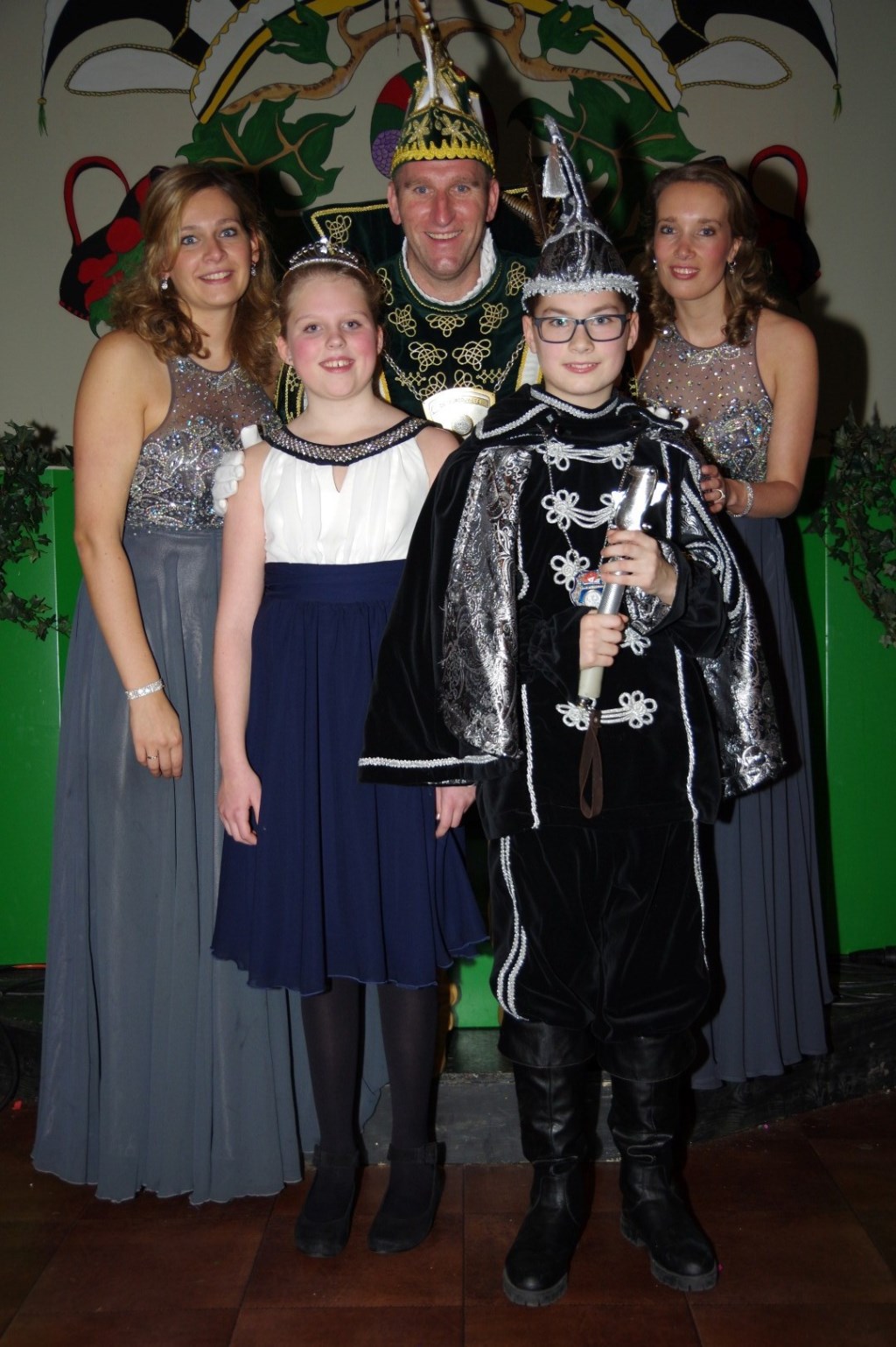 Prins en Jeugdprins met Hofdames en Prinses (foto: Peter Ariese)