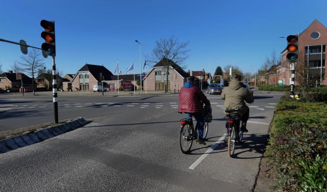 Vooral fietsers gaan profiteren van een vernieuwd kruising. Rechtsaf verkeer hoeft straks niet meer voor rood te wachten. (foto Sjaak Veldkamp)