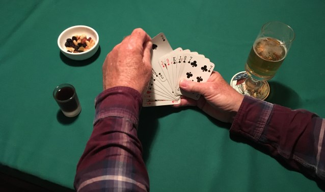kaartje leggen. (Foto: H. van Gelder)