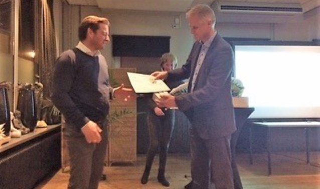 Links: de nieuwe voorzitter Paul Kok; op de foto rechts de vertrekkende voorzitter Peter de Waard.