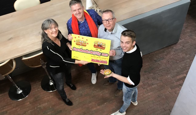 Marjan Span-Joosten en Jordi van Rootseler overhandigen een cheque aan Geert Vos van Stichting Gezamenlijk Zevenaars Carnaval en Marc van den Boom van Stichting Vrienden van Boemelburcht. (foto: erik jansen hetspan.nl)
