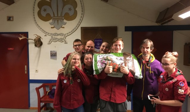 Een groep scouts die heeft meegholpen de potgrond aan de man te brengen! (Foto: J. Ros)