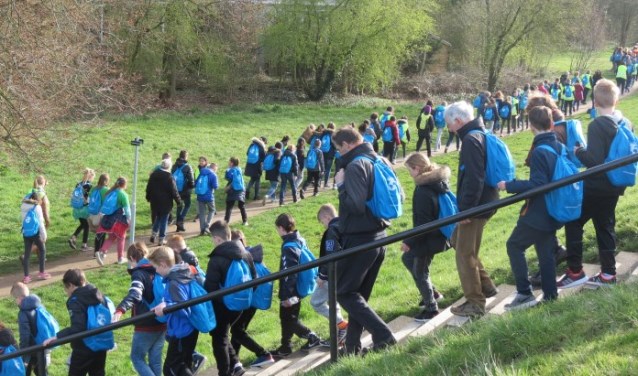Met volle rugzakken wandelen voor water (foto: Rotary)