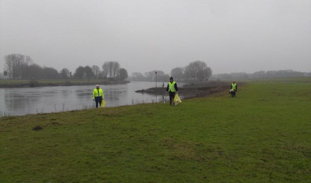 Ook het buitengebied wordt van zwerfvuil ontdaan. (foto: Harry Knuman)