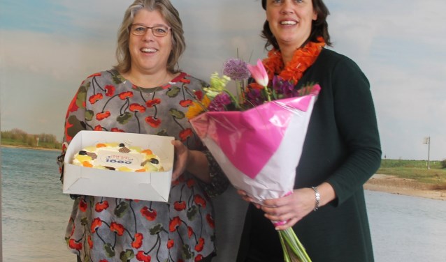 De woonconsulente Hanneke van Waardwonen (rechts) werd door de coördinator buurtbemiddeling Gabrielle Langhout verrast met een traktatie voor de duizendste aanmelding bij buurtbemiddeling.