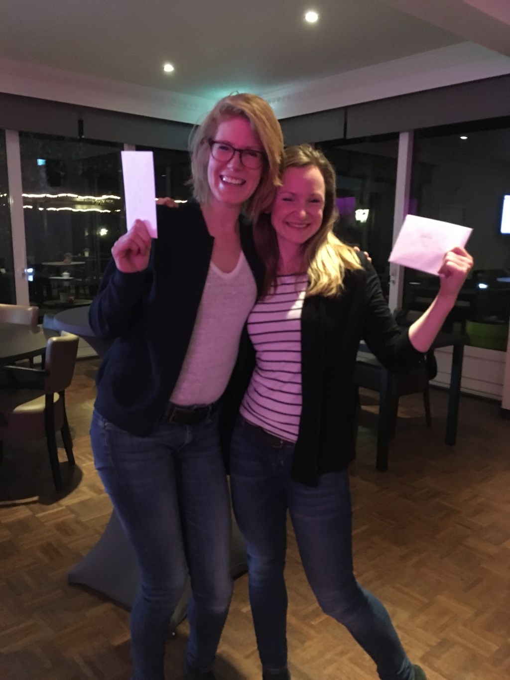 Ellen Willemsen en Inge de Wit trotse winnaars van de 1e Keezdrive in de Liemers
