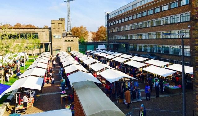 Het eerste openlucht editie Wijvenkraam op het Transformatorplein (foto: Wijvenkraam organisatie)