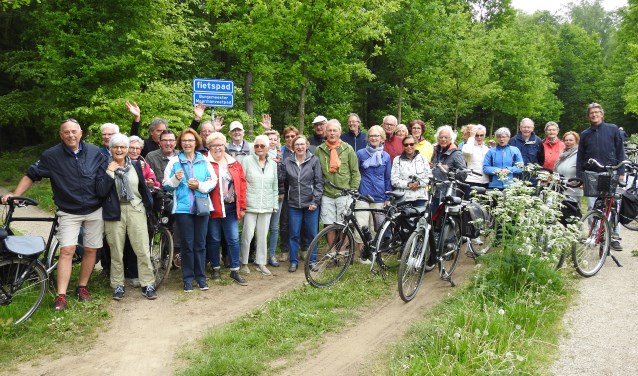 Leden van tennisvereniging De Rackets maken een tussenstop tijdens de fietstocht op Hemelvaartsdag (foto: Peter Beekman)