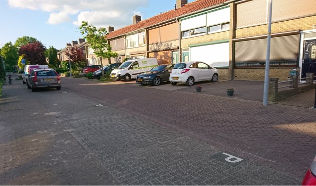 Lege parkeerplaatsen maar wel auto's op plaatsen die als voortuin bedoeld zijn (foto: John Galt)
