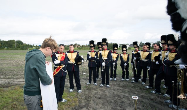 Ruben geeft uitleg aan het muziekkorps. (foto: Niels Jansen)