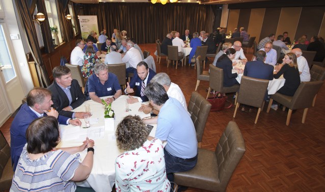ondernemers en bestuursleden gingen om de tafel tijdens de Raadsledendiscussie (foto: Jacques Kok)