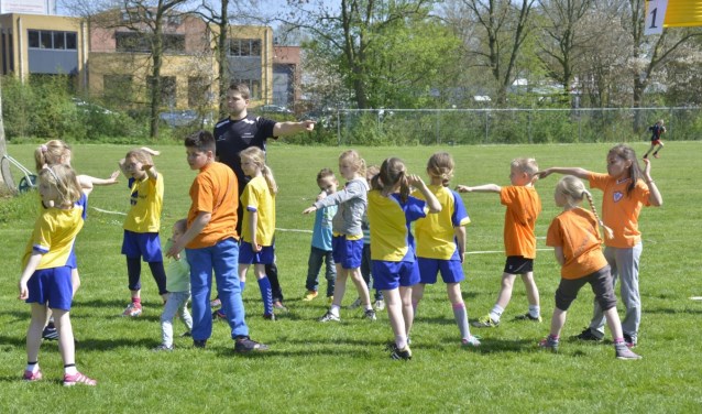 Sportende kinderen onder begeleiding van de sportcoach Joris Herbes (foto: Martin Stronks)