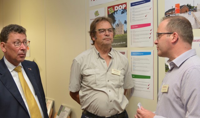 CvdK in gesprek met leden van de Werkgroep Doornenburg (foto: Werkgroep Doornenburg)