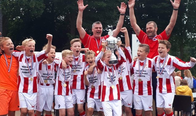 J011-1 SC Rijnland met hun trainers Raymond Giesen en Patrick van de Kamp