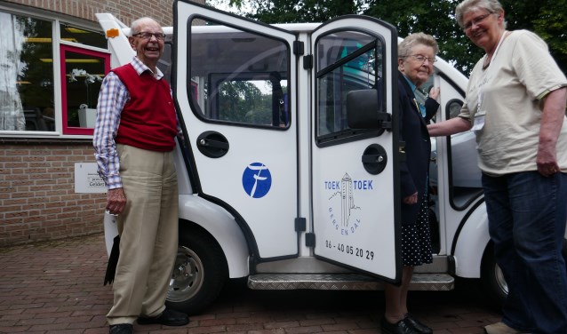 Vrijwillig Chauffeur Els Hoos brengt bezoekers van de Huiskamer terug naar huis (Foto: Toek Toek Berg en Dal)