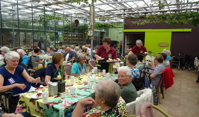 Gasten en vrijwilligers van de Zonnebloemafdeling Zevenaar-West bezochten de vlindertuinen van de Passiflora in Harskamp en begonnen de dag met een heerlijk kopje koffie met gebak. (foto: Maas Foeken)