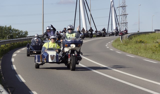 Rijdend over Fergusonviaduct Zevenaar (foto: PR Asom)