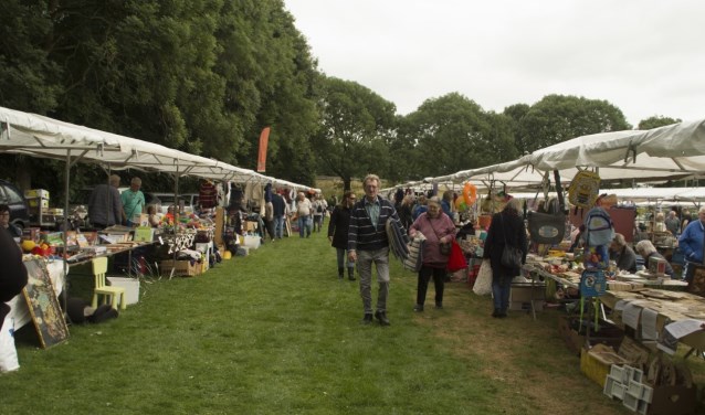 Rond snuffelen langs de vele kramen tijdens de bazaar van S.D.Z.Z. (foto: Diana Edwards Fotografie)