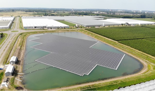 Het drijvend zonnepark (foto: Stijn Tenten)