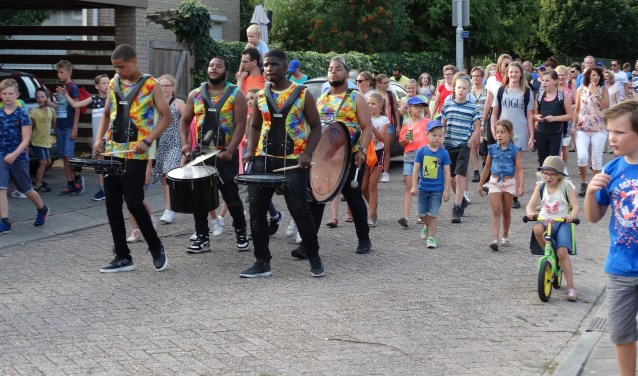 Intocht met tropische muziek