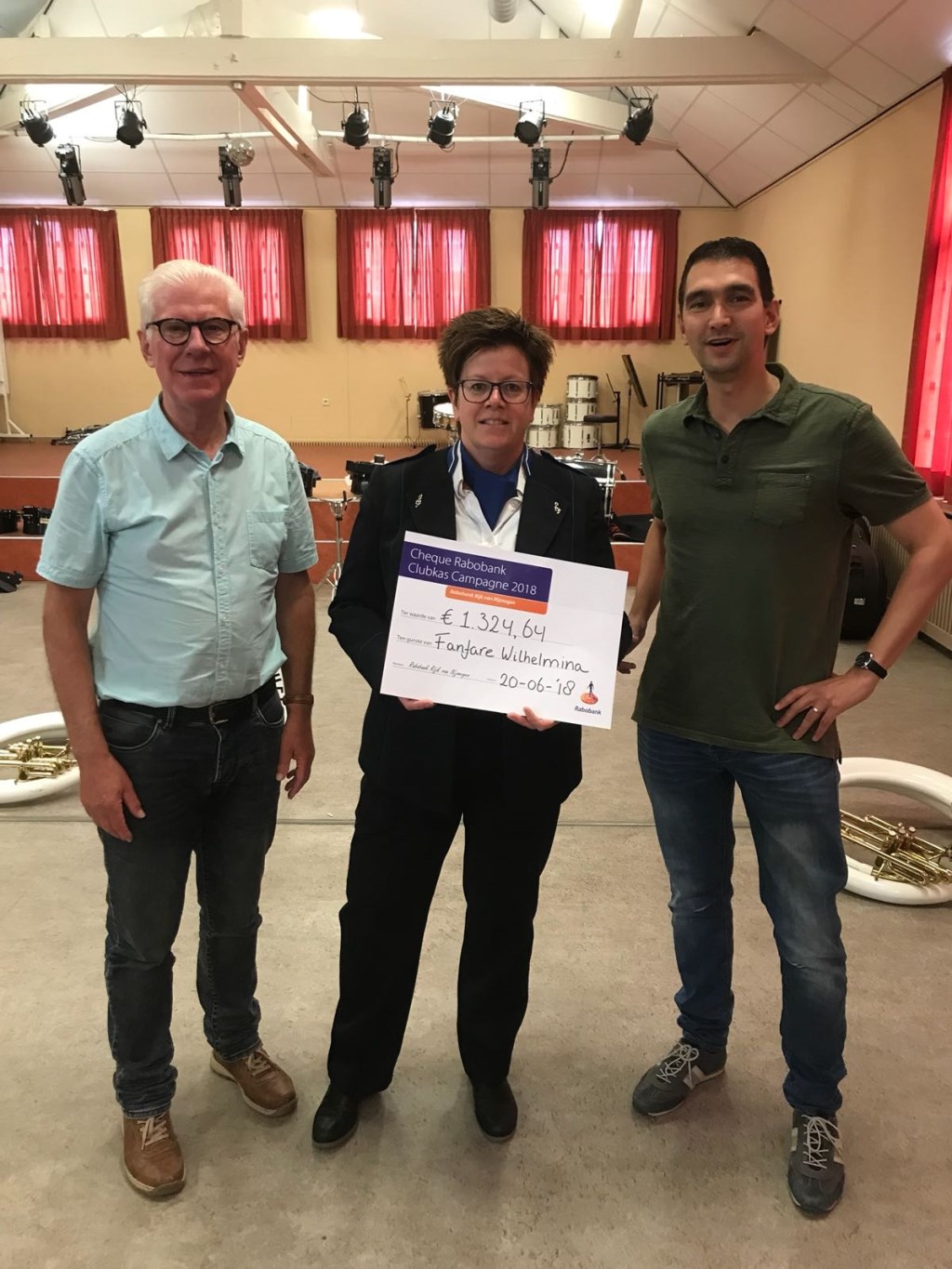 Uitreiking cheque Rabo clubkascampagne aan voorzitter Miel Fransen en penningmeester Trudy Rikken.
