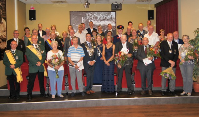 De jubilarissen met hun partners, het koningspaar Eric en Simone Klappers en jeugdkoningin Maybritt Bomers.