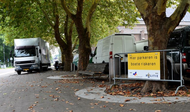 Ondanks waarschuwingsborden staan er nog steeds auto’s op het marktplein. (Foto: Sjaak Veldkamp)