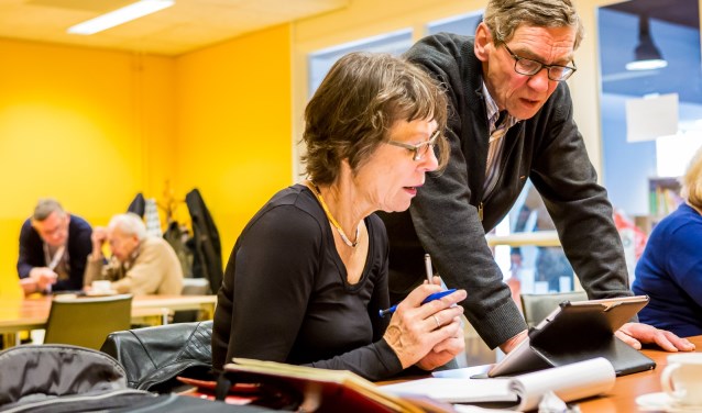 Bij de bieb leer je (beter) omgaan met de computer, smartphone of tablet. (foto: Marcel Krijgsman)