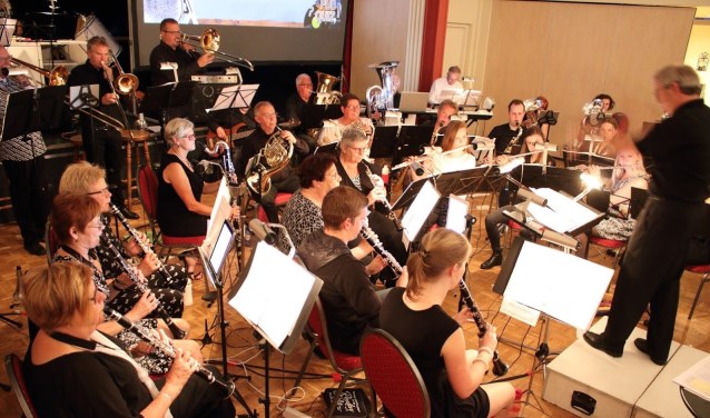 Harmonie Angeren tijdens het themaconcert Muzikale Pubquiz. (foto: Henk Sluiter)