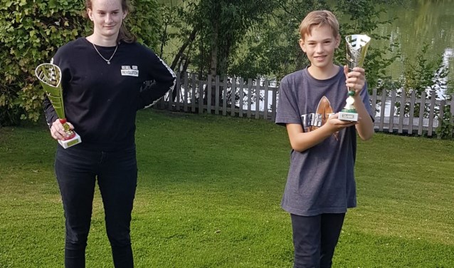 Mees Wilkens behaalde de Science Talent Prijs 2018 en Elisa Wagter behaalde de Cultuur Talent prijs 2018. Beide winnaars staan in/op de groene cirkel van Lotus Klaver. (foto: Yvonne Wilkens)